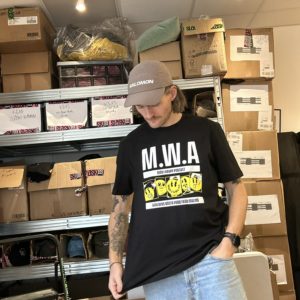 Alternative view of Män i Grupp - M.W.A T-shirt